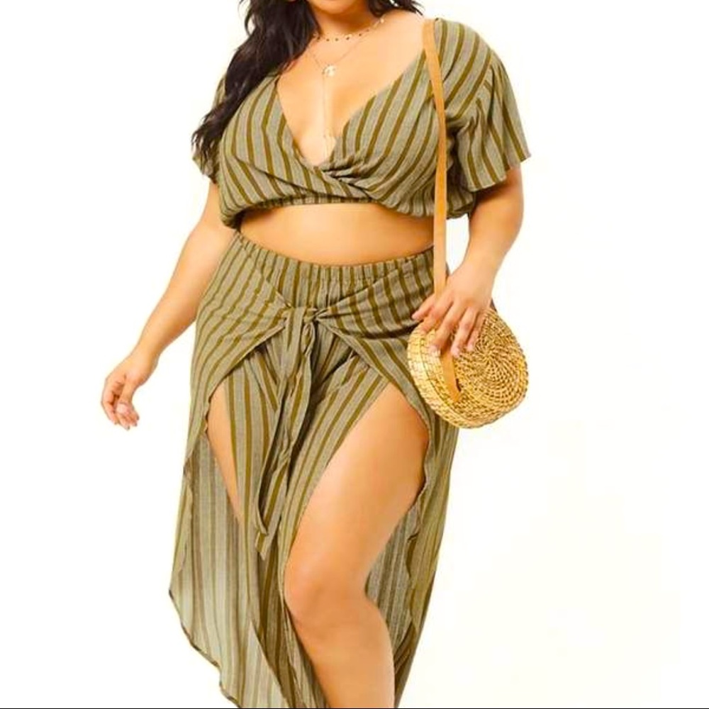 NWOT Forever 21 striped tie-front set!! 💚